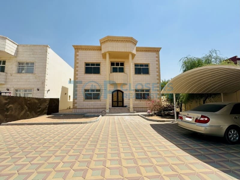 5 Br Well Maintained Villa | with Private Yard - Image 1