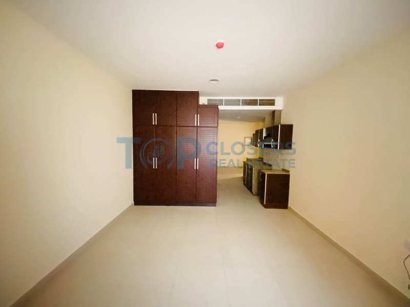 Spacious & Bright| Tawtheeq Contract| Wardrobes - Image 1