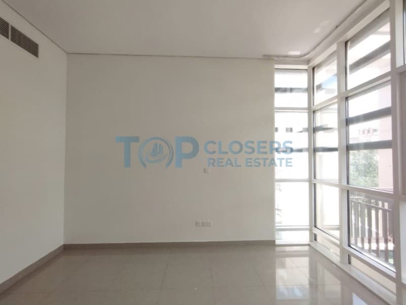 Spacious Apartment | Shaded Parking | pool & Gym - Image 3