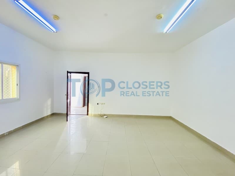 Monthly | Front Yard| Covered Parking| Free Utilities - Image 4