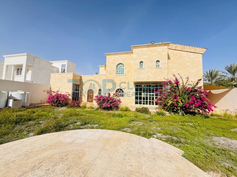 Prime Location| Lavish Villa | Huge Yard|Near Park - Image 1