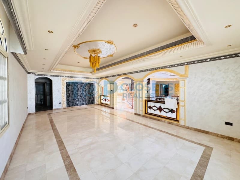 Prime Location| Lavish Villa | Huge Yard|Near Park - Image 2