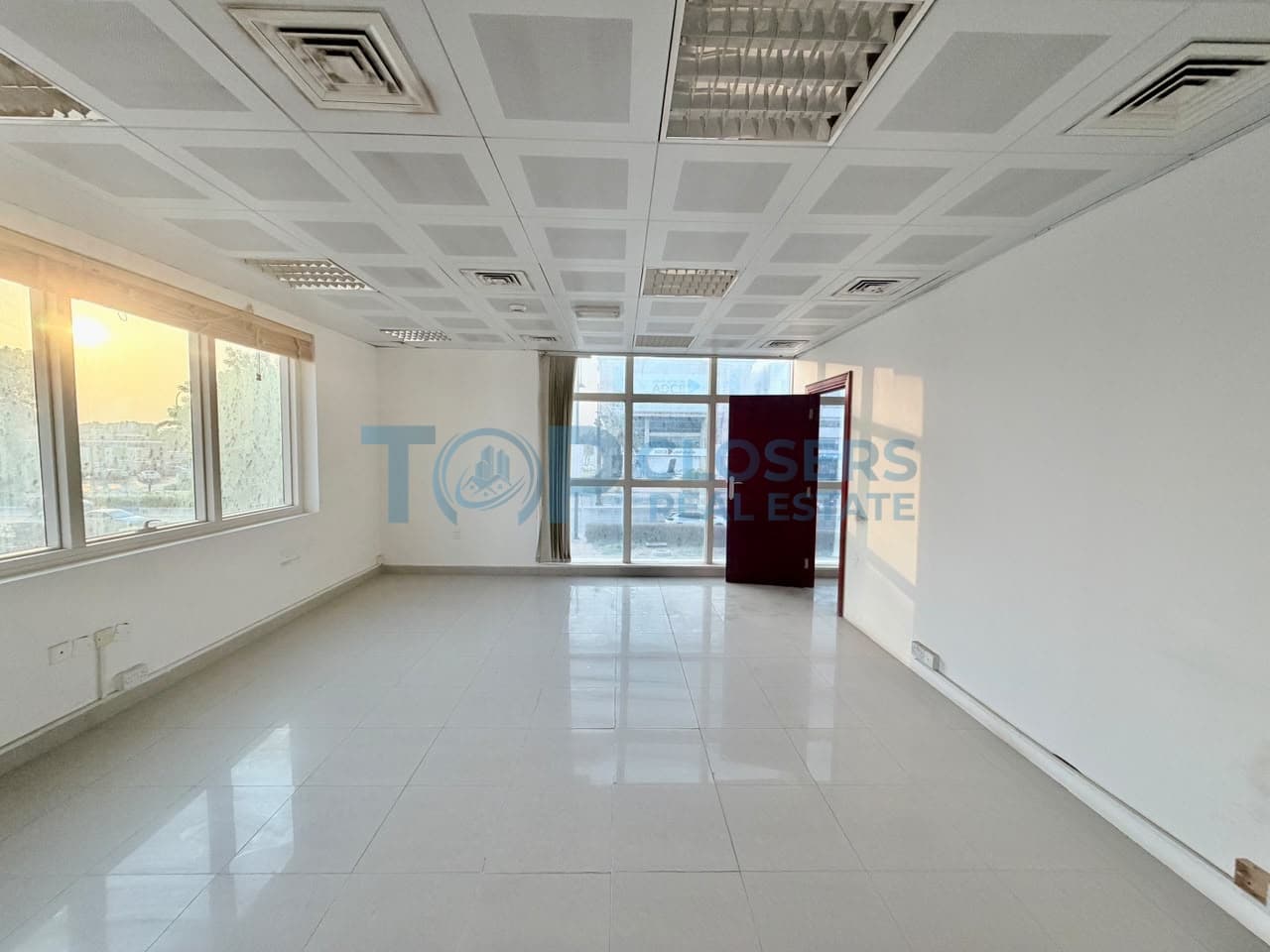 Neat Clean Office Near Al Ain Mall | Prime location - Image 1