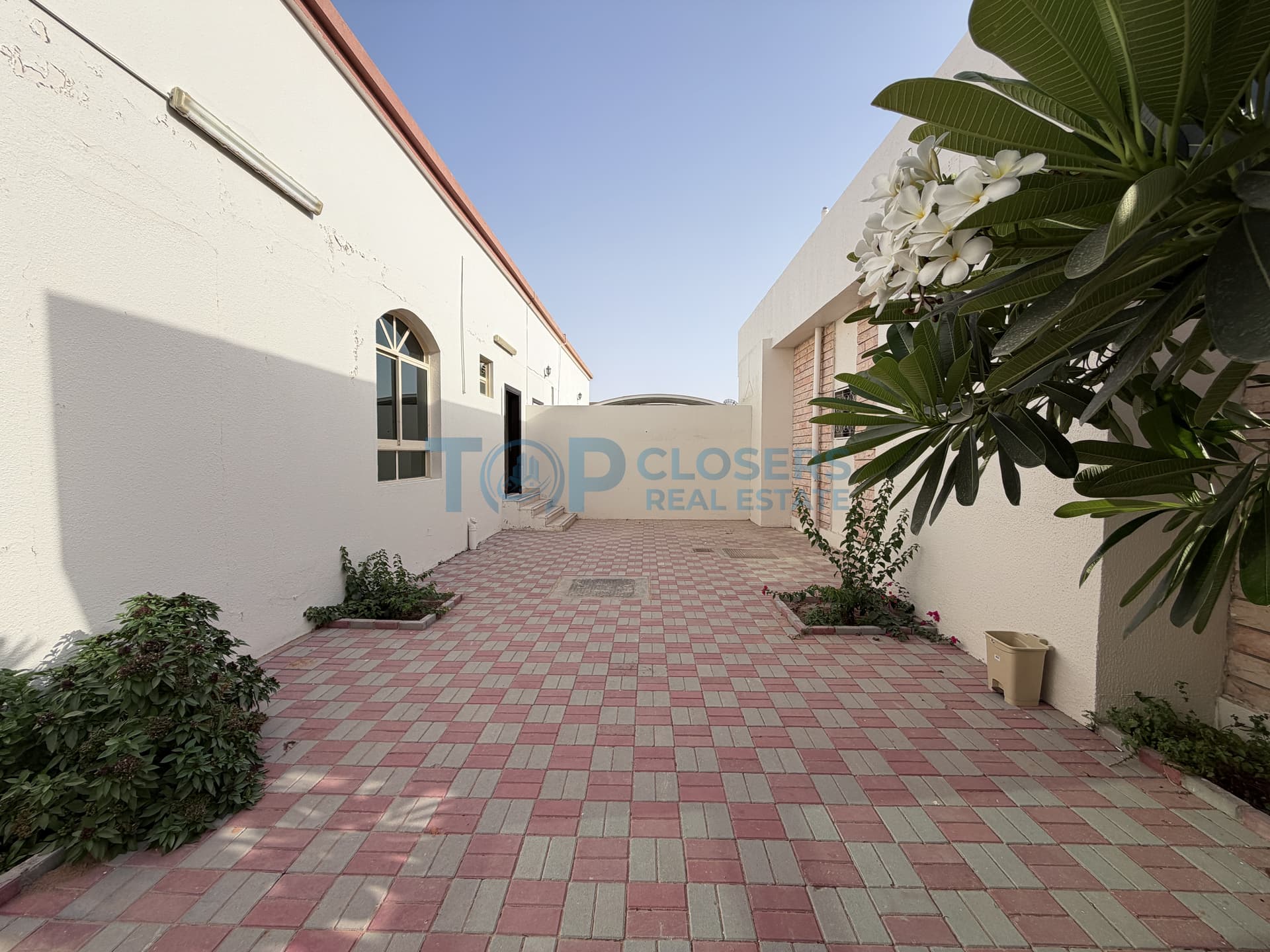 Neat n Clean 2 Bedrooms Apartment with Private Yard - Image 2