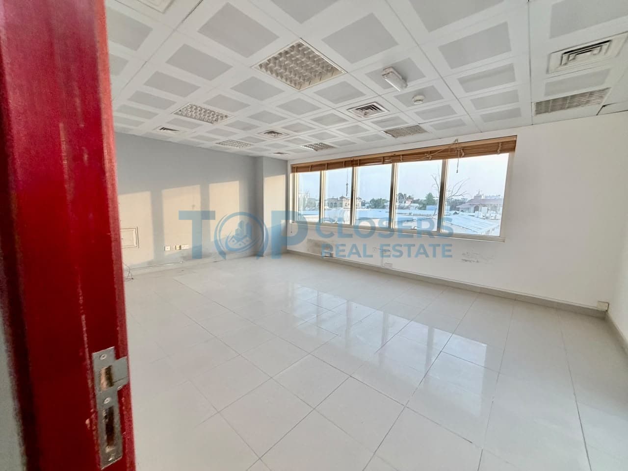 Neat Clean Office Near Al Ain Mall | Prime location - Image 4