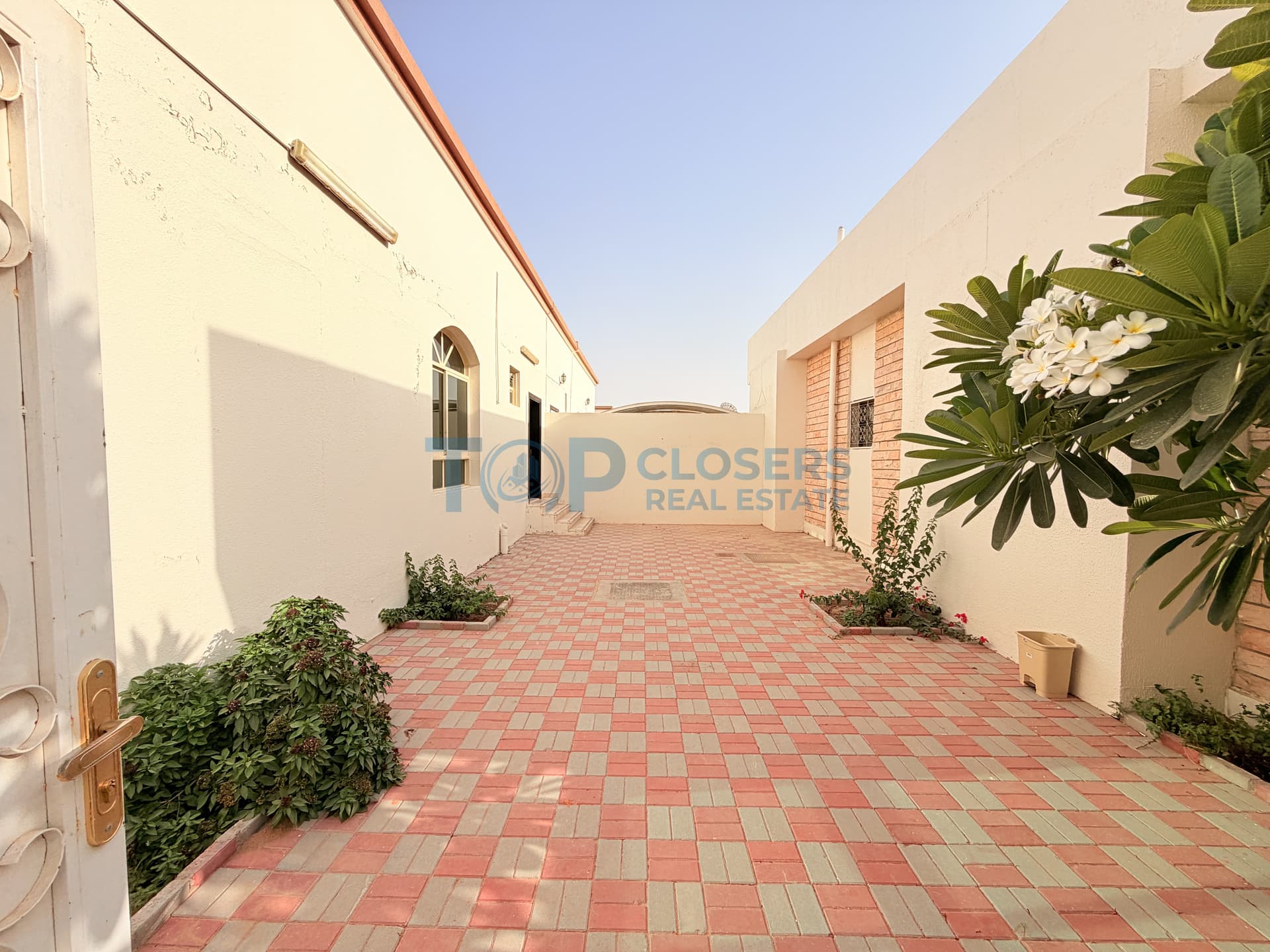 Neat n Clean 2 Bedrooms Apartment with Private Yard - Image 1