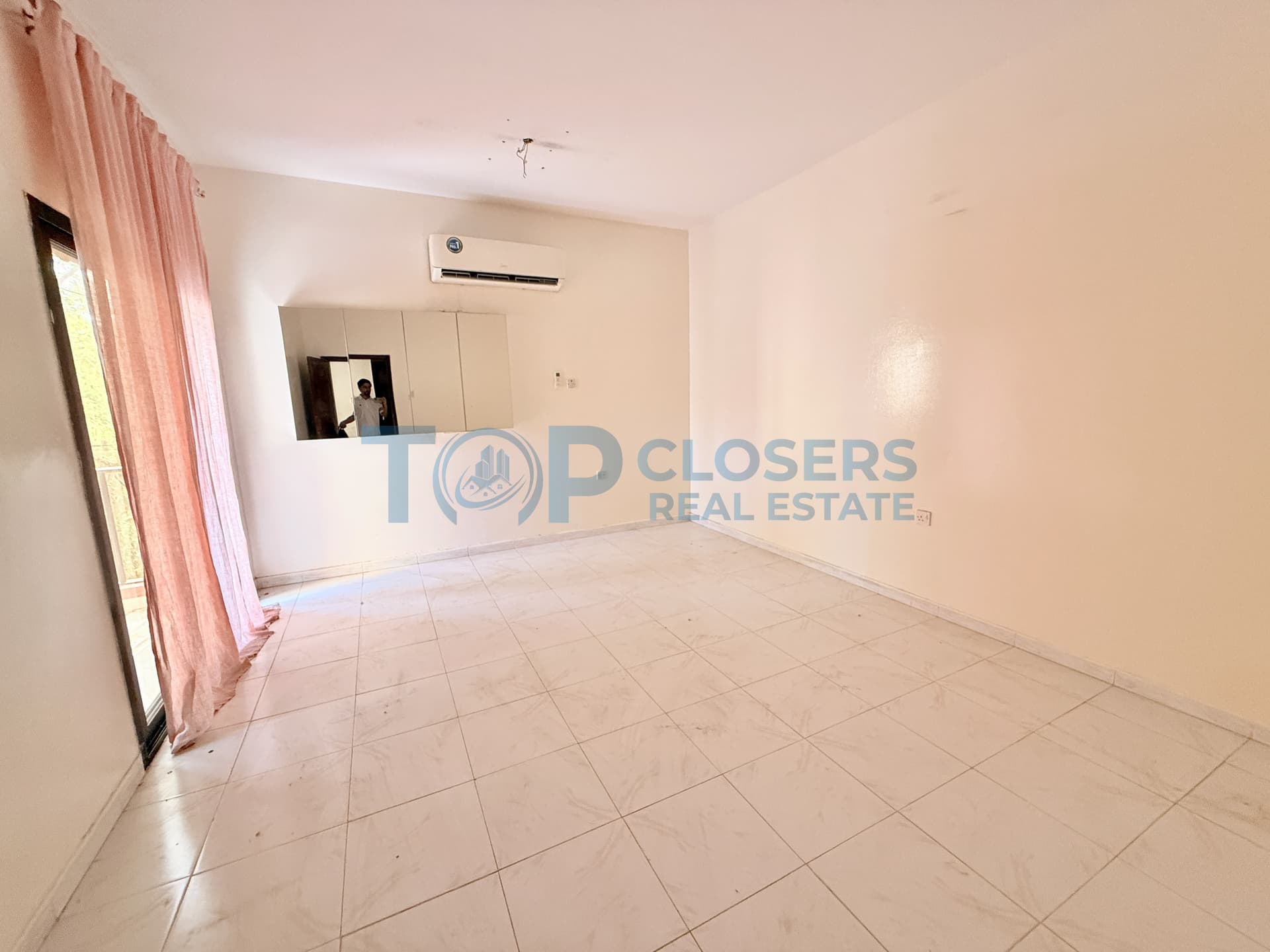 Commercial Building | Prime Location| Buisness Hub - Image 4