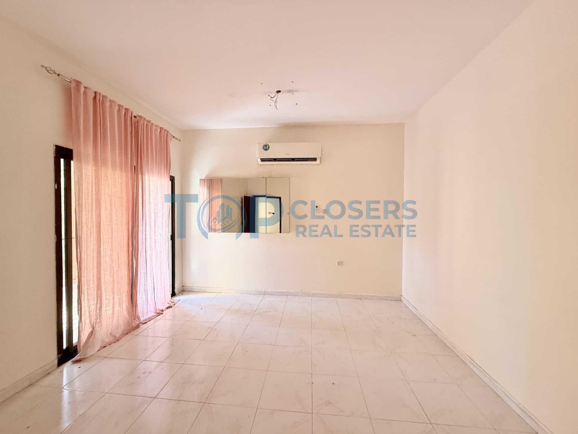 Commercial Building | Prime Location| Buisness Hub - Image 2