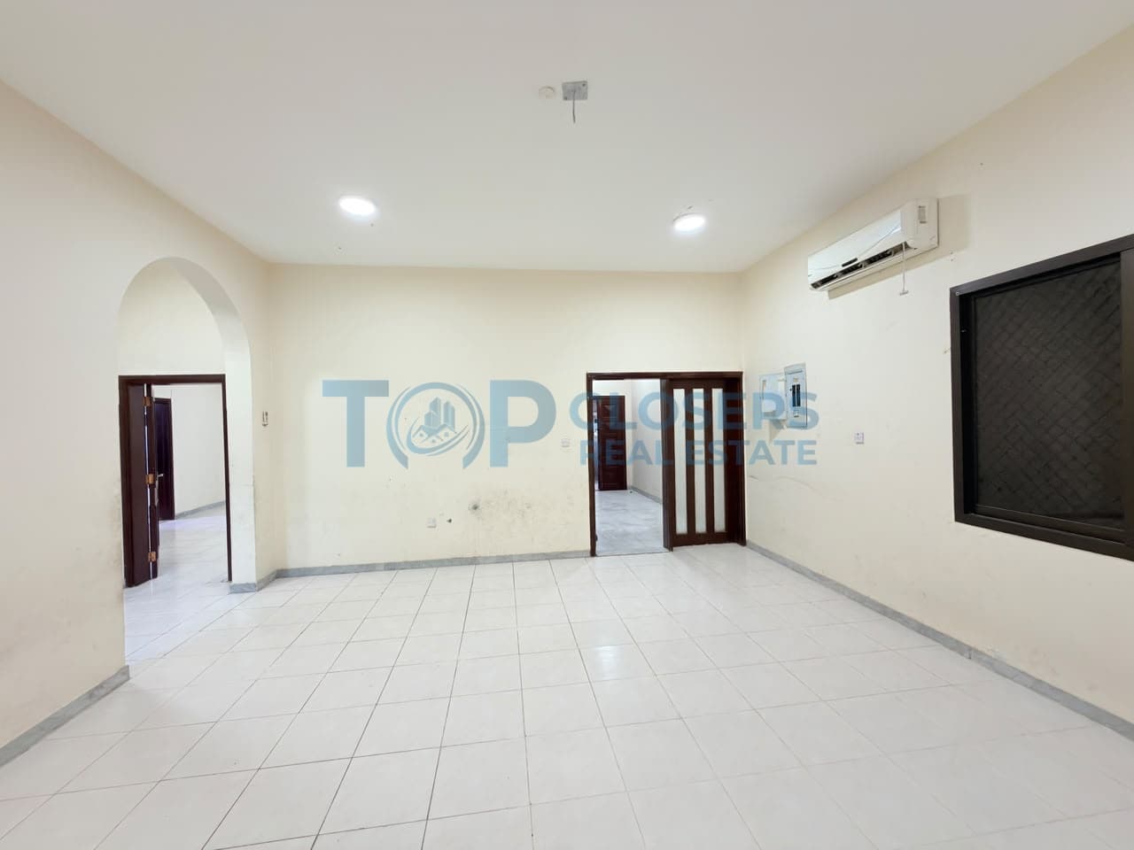 Private Entrance|Private Yard| Spacious Apartment - Image 4