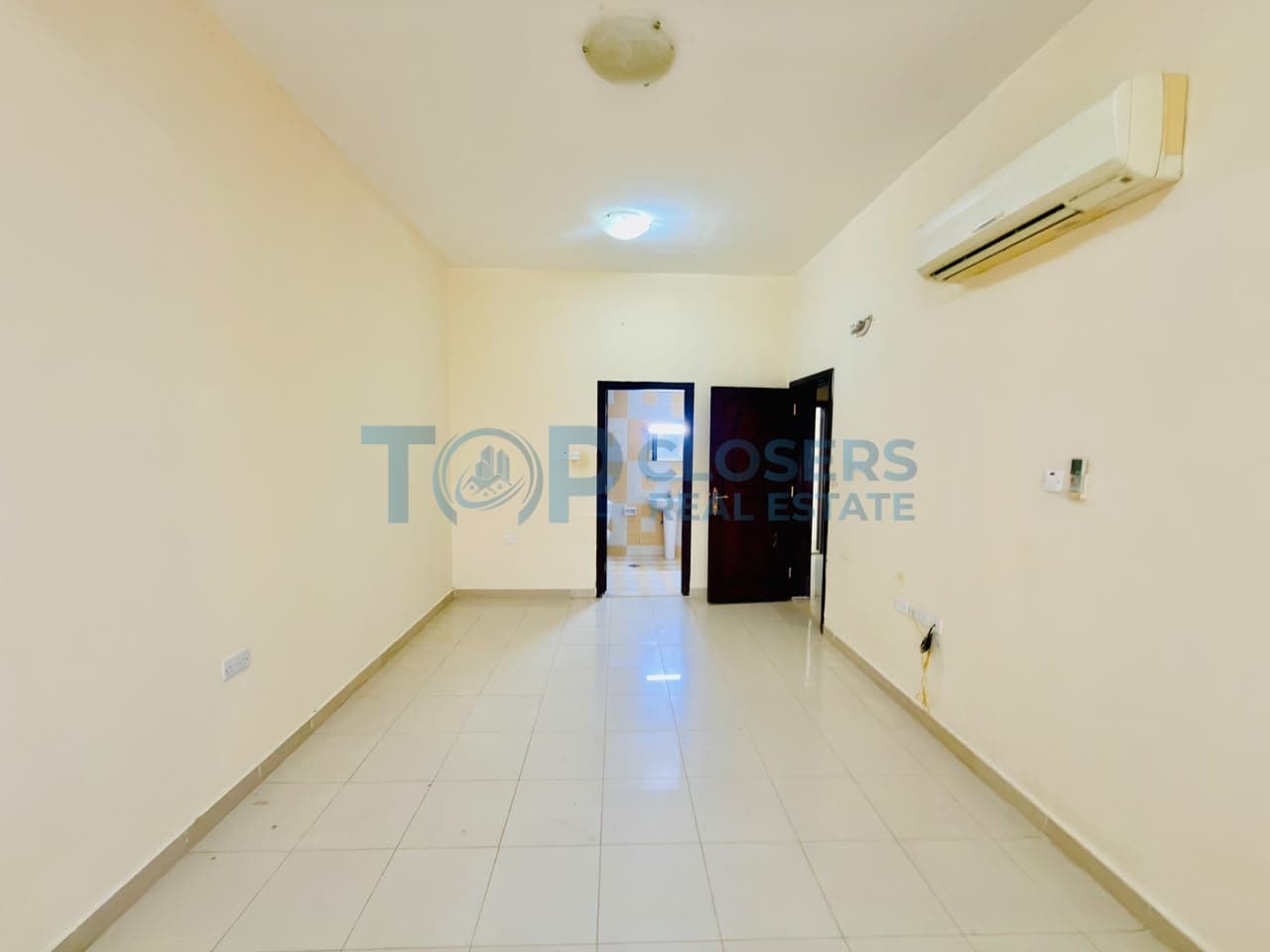 Ground Floor| Spacious Apartment| Shaded Parking - Image 1