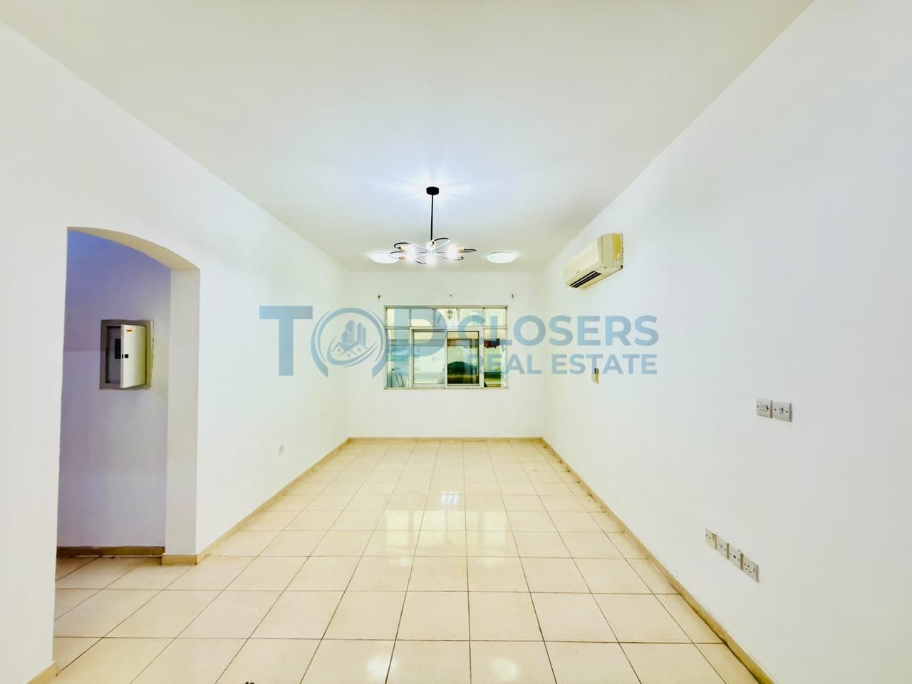 Ground Floor| Spacious Apartment| Shaded Parking - Image 2