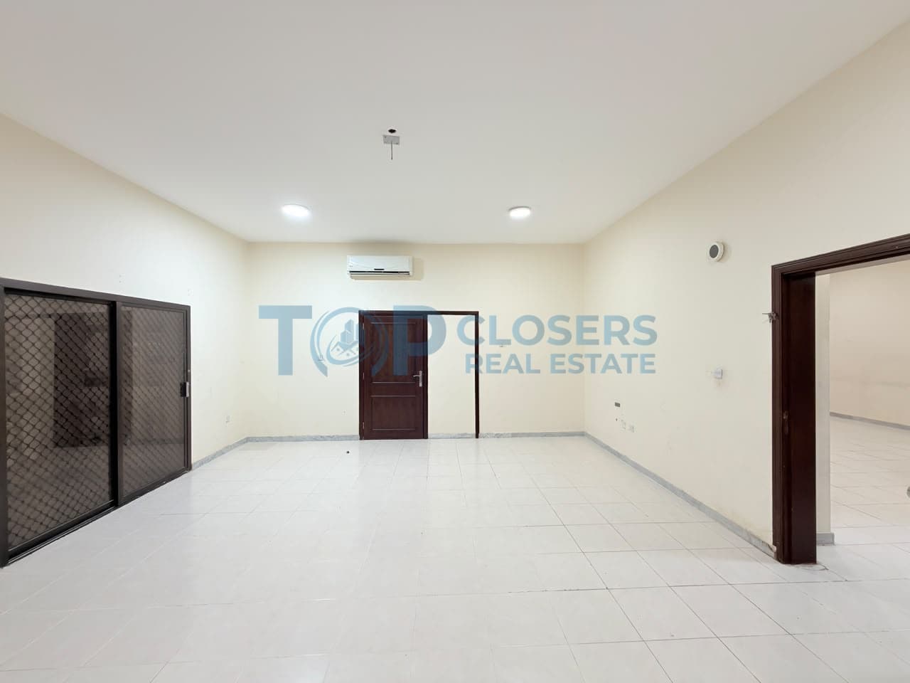Private Entrance|Private Yard| Spacious Apartment - Image 2