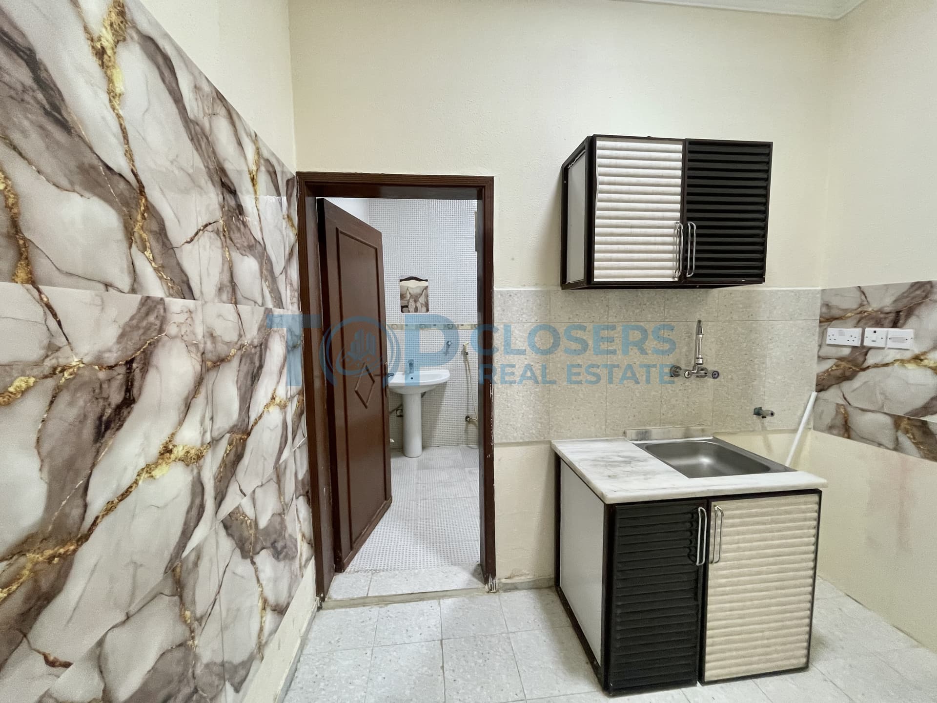 Including water electricity & wifi | Free parking - Image 3